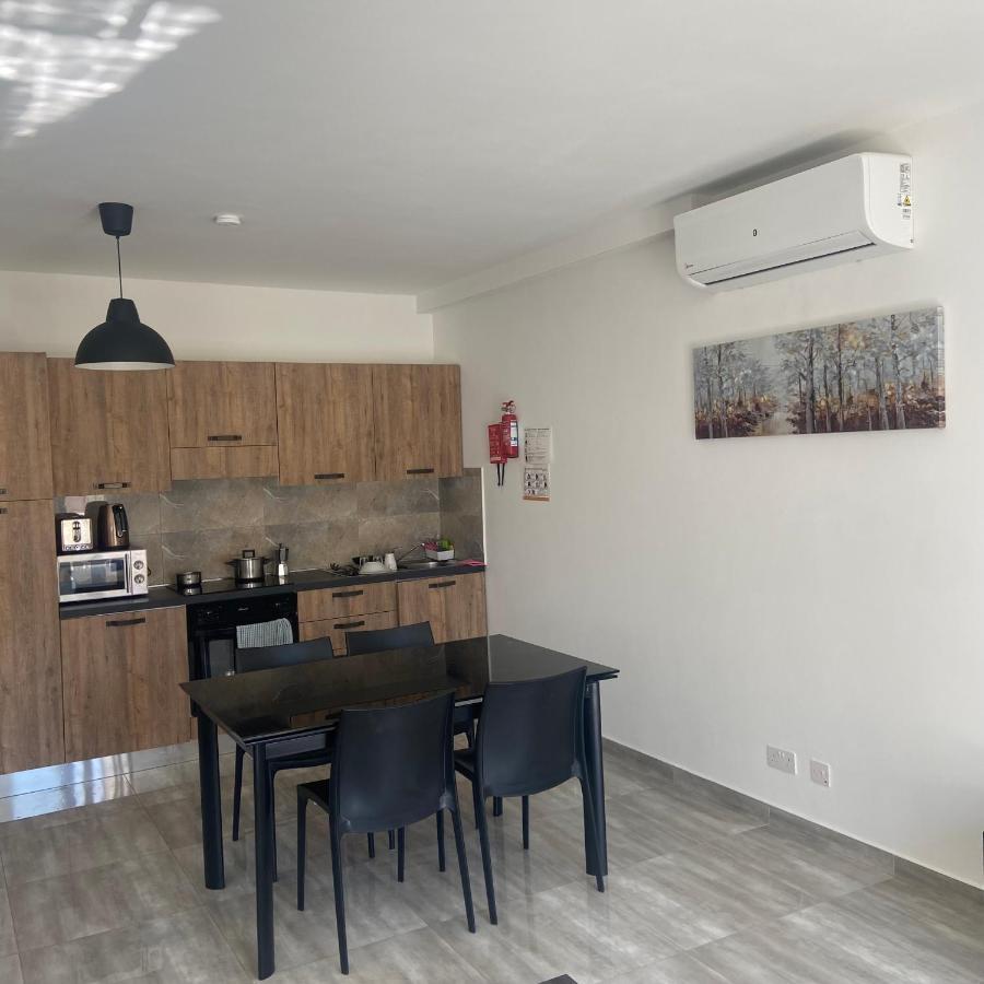 F10 Room 3, Private Room Two Single Beds Shared Bathroom In Shared Flat مسيدا المظهر الخارجي الصورة